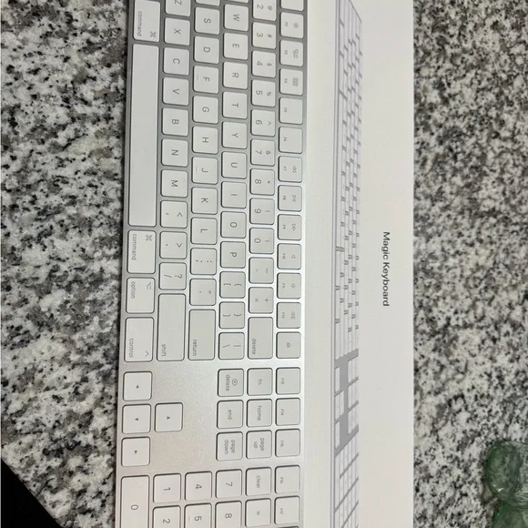 Apple Wireless Keyboard in White and Silver LIKE NEW used for 8 months - Picture 1 of 2